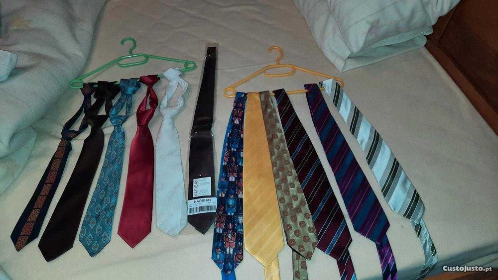 Gravatas de várias cores