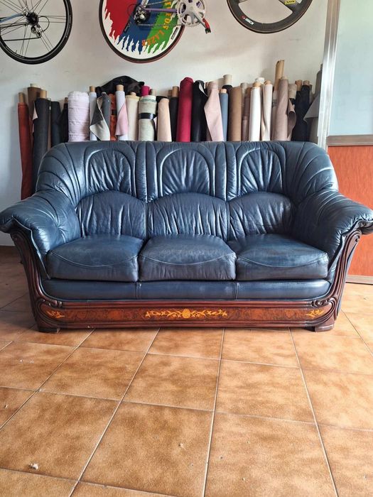 Conjunto de sofá e cadeirão de couro como novos para desocupar