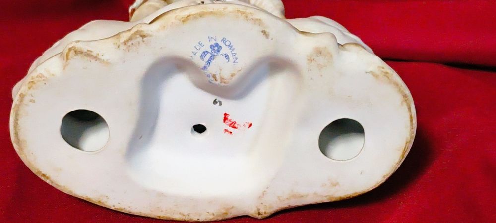 Figurka porcelanowa sygnowana