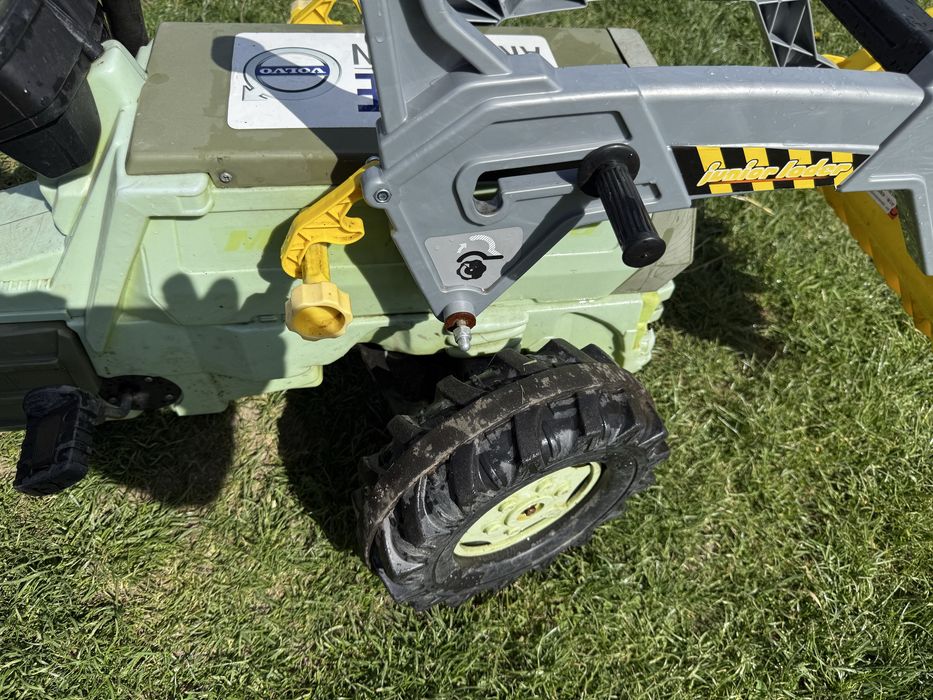 Traktor na pedały z przyczepą i łyżką. Jeździk