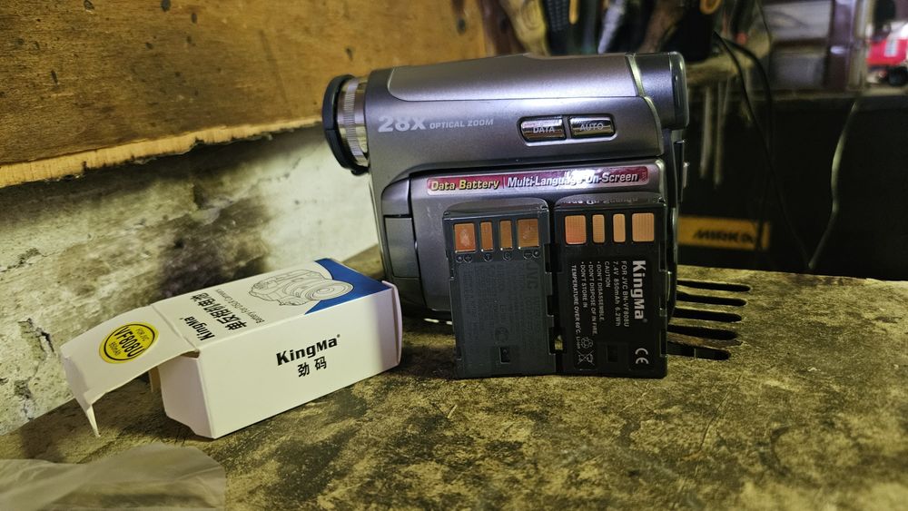 Відеокамера JVC GR-D720E