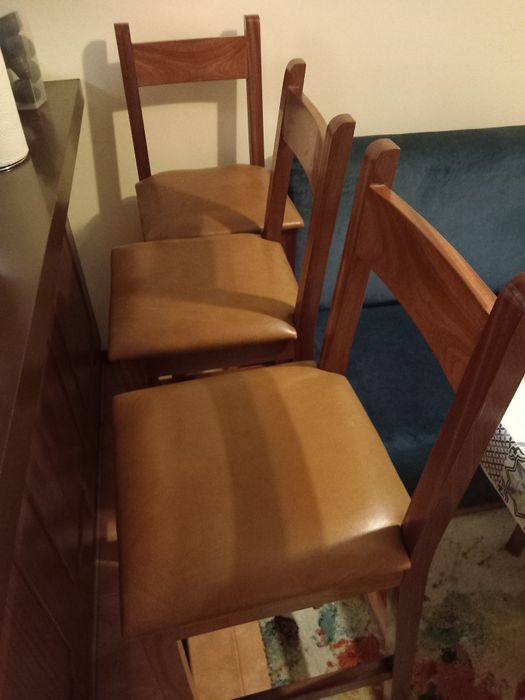 Vendo cadeiras em madeira.