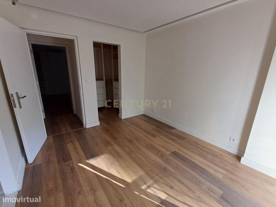 Apartamento T4 remodelado e com varandas frente ao Spacio Shopping dos