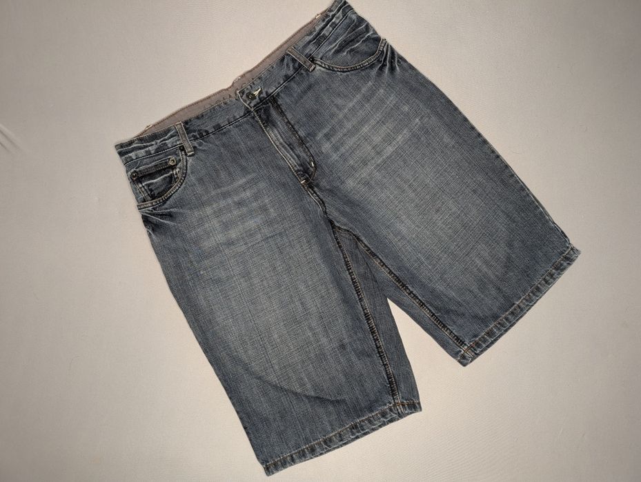 Dwie pary męskich spodenek jeans