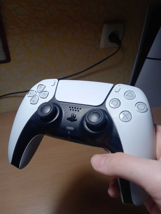 Продам Playstation 5 на гарантии память 1 тер без дисковода