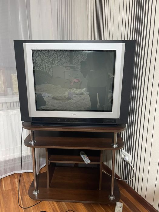 Б/в телевізор LG. + тумбочка