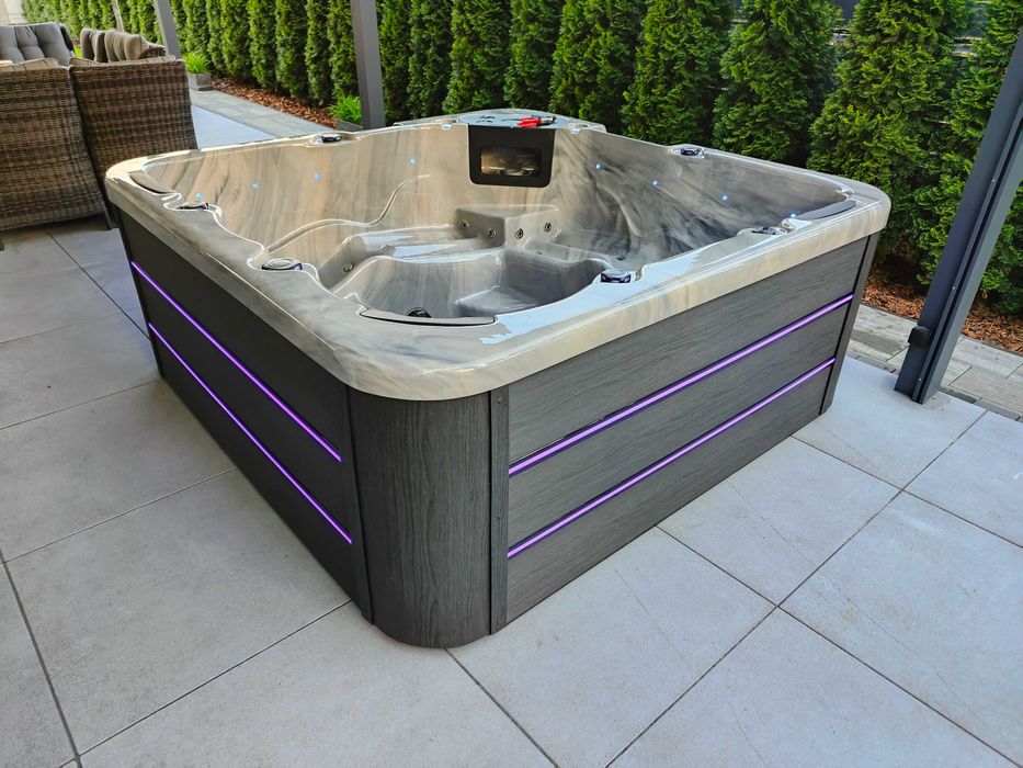 Nowe Jacuzzi całoroczne . Z możliwością podłączenia pieca na drewno
