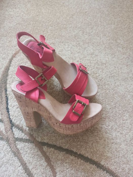 Sandały na koturnie, na obcasie Top Secret