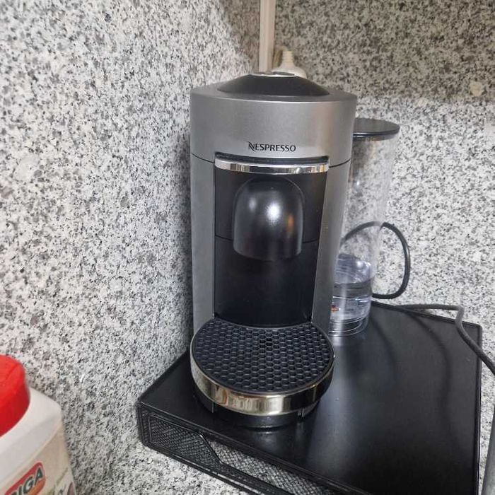 Máquina Nespresso Vertuo Plus Deluxe Tita