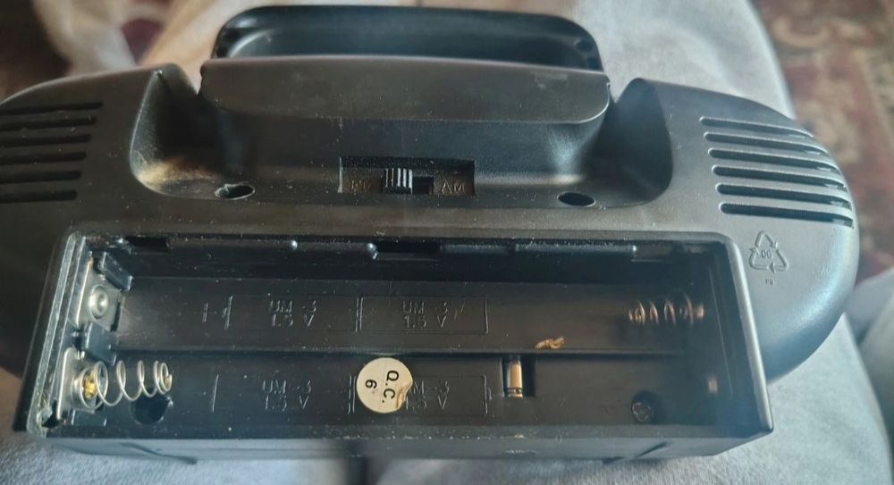 Małe radio Goldsonic na baterie lata 90