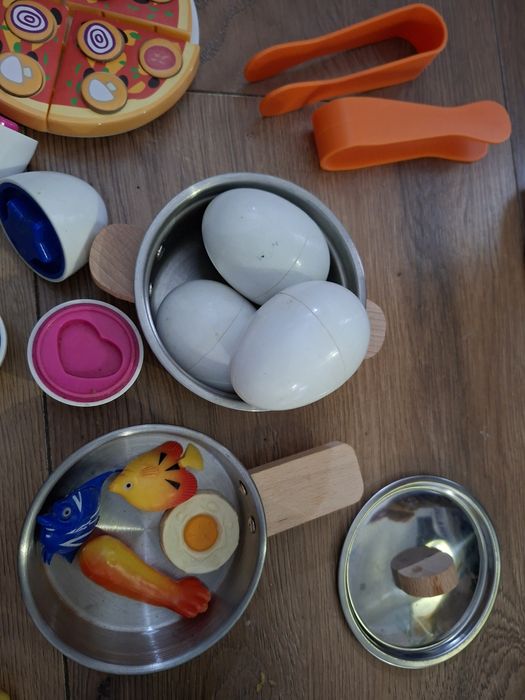 Proodukty i akcesoria do zabawy, kuchnia, sklep, kawiarnia.