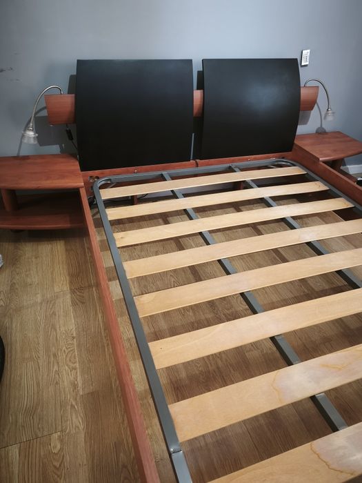 Cama casal em cerejeira com mesinha cabeceira