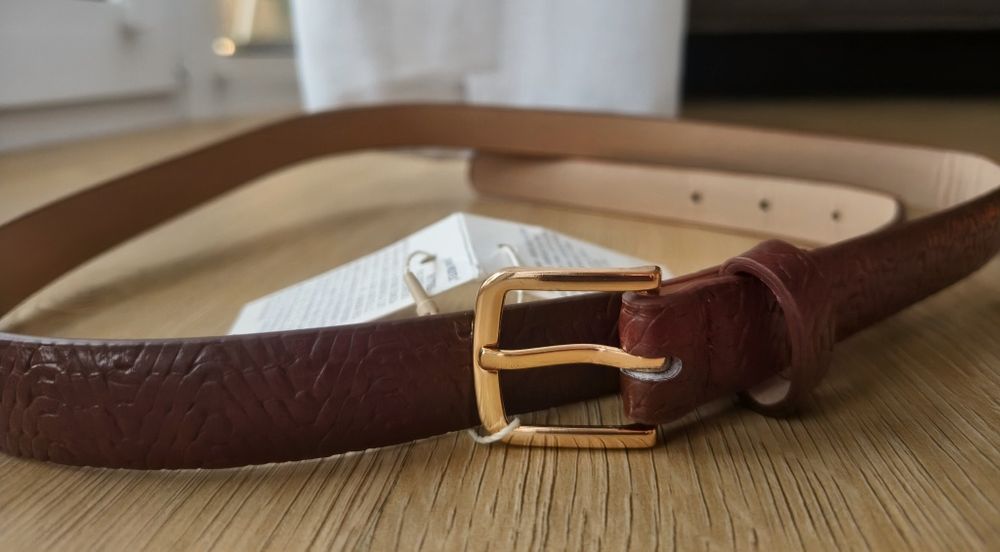 Brązowy pasek ze strukturą i złotą klamrą ZARA