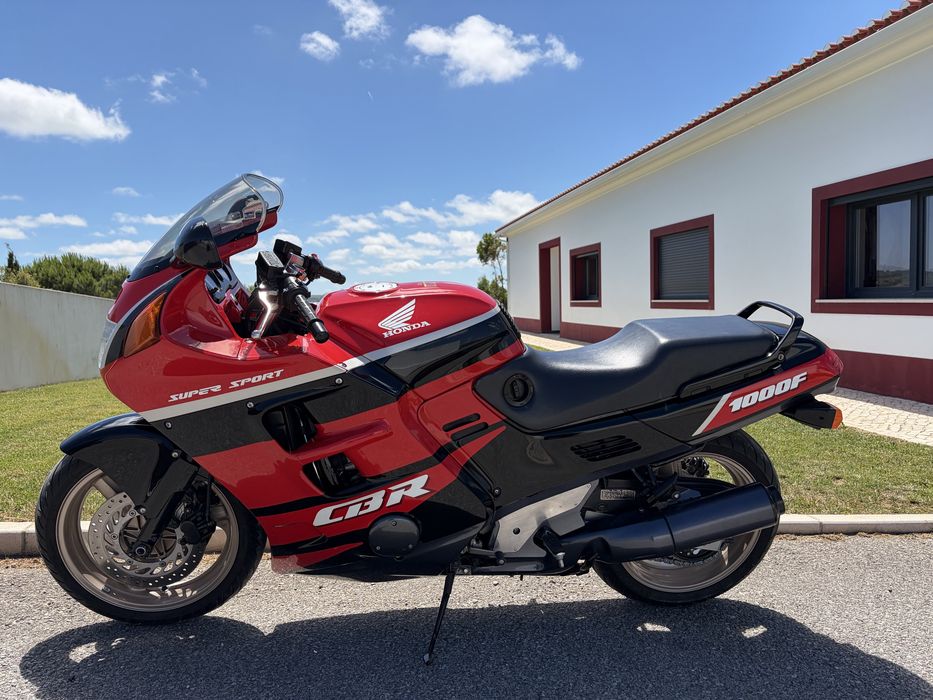 Honda CBR 1000F de 1991 em estado de coleção
