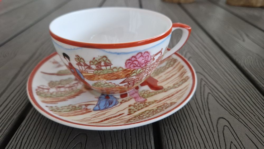 Chávenas e pires da marca Vista Alegre Portugal, coleção oriental