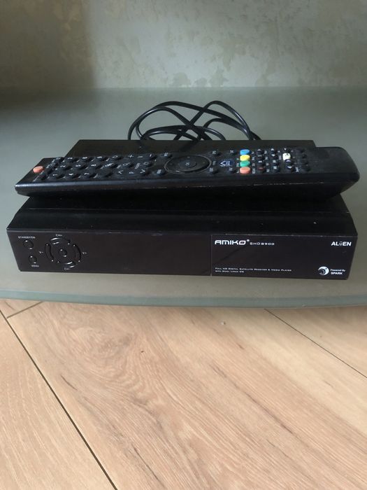 Супутниковий тюнер +антени з кронштейнами і головками