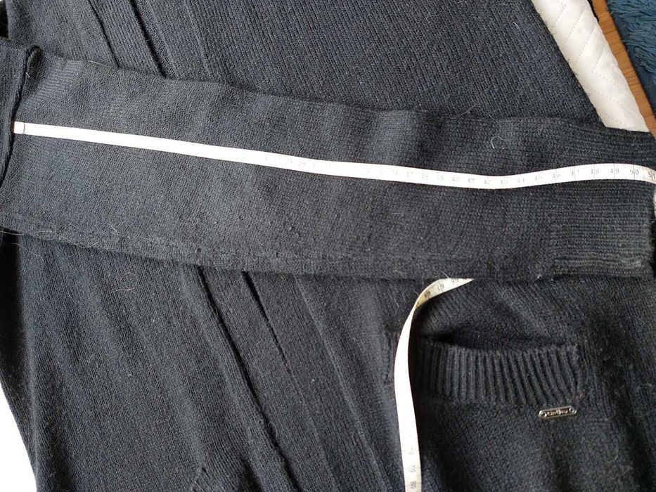 Czarny sweter z kapturem CROPP