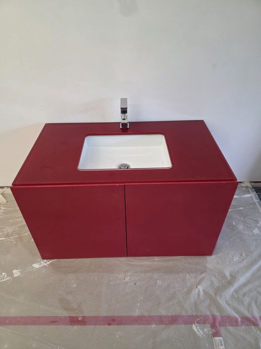 Movel com pia e espelho