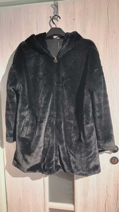 Czarne sztuczne futerko 46 48, kurtka futrzana z kapturem