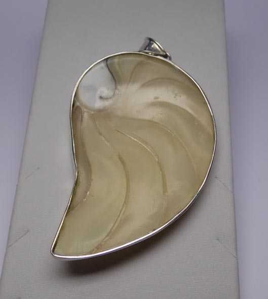 Srebrna zawieszka liść masa perłowa.