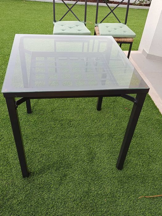 Mesa Quadrada com Tampo de Vidro + 2 Cadeiras em Metal e Verga - Excelente Estado