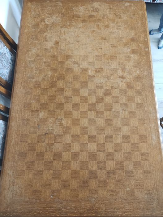 Drewniany stół z krzesłami