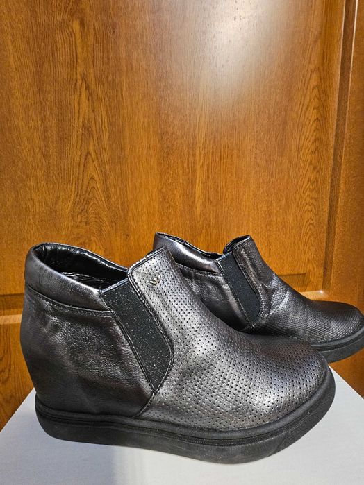 Buty na koturnie