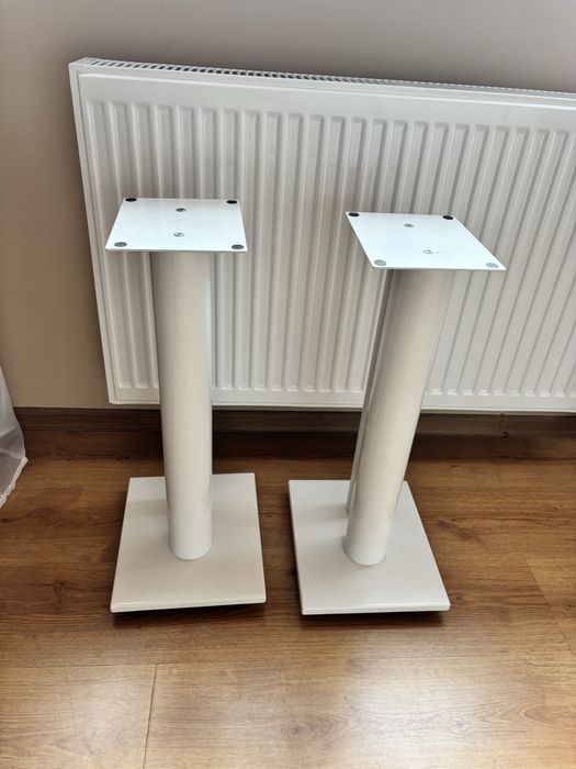 Standy pod kolumny białe