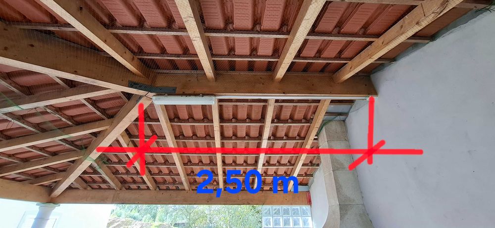 Telhado completeto em madeira com telhas