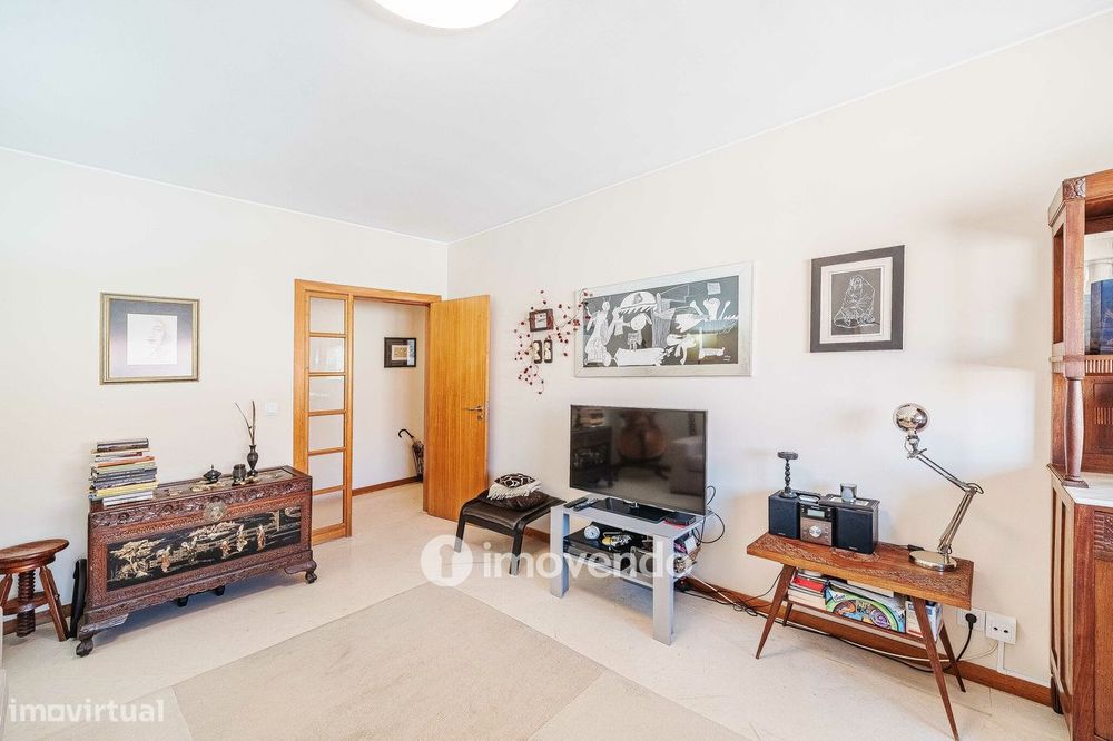Apartamento T3, com garagem e arrecadação, na Ramada