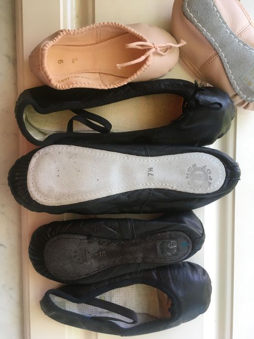 Балетки кож,черные -ст.17,5см,розовые(15.5см,1).Чешки-22см, 19см.