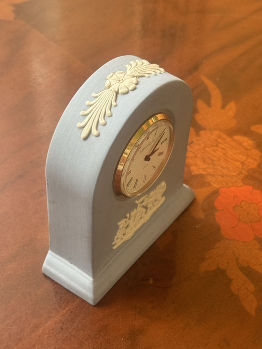 Stojacy zegar marki wedgwood