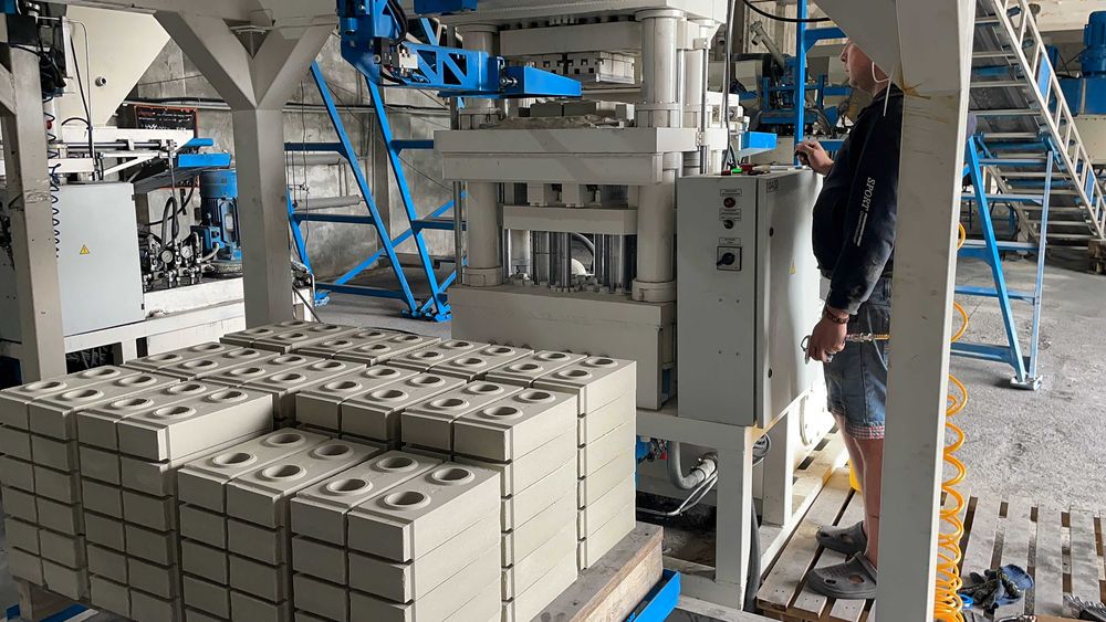 Лінія для пресованих будівельних матеріалів (цегла, блоки, бруківка)