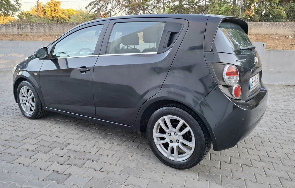 Chevrolet Aveo 1.4 16v automático 6 velocidades  2012