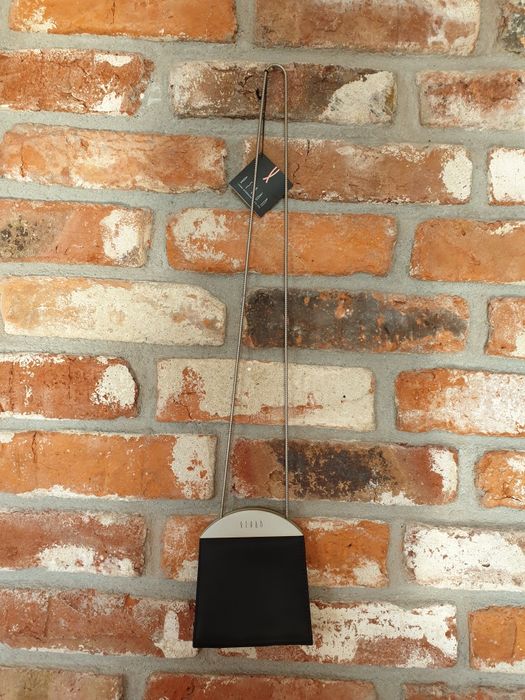 Mała torebka na wężykowym łańcuszku