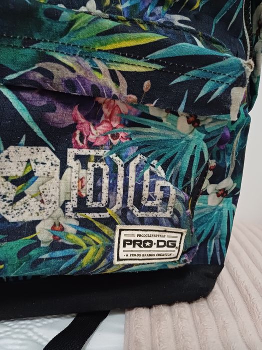 Mochila  de muito boa qualidade tem carregador que nunca foi usado 10€