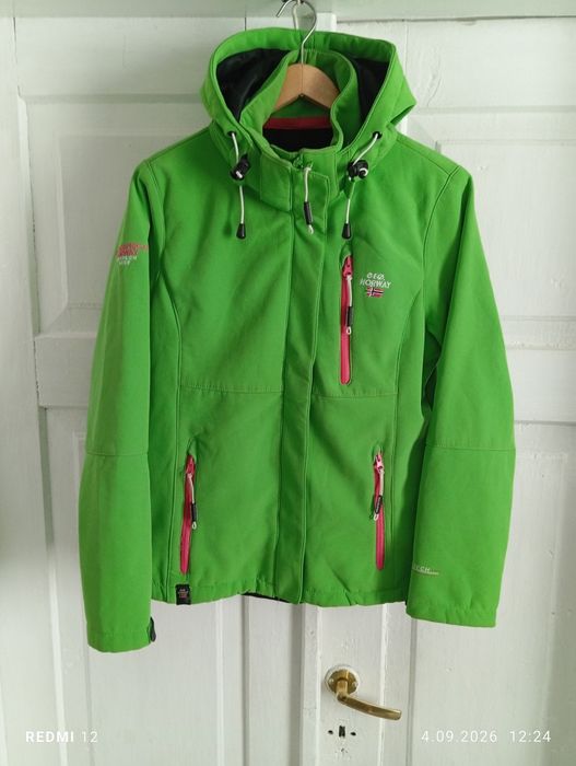 Damska zielona kurtka softshell damska Tehouda marki Geographical Norway z kapturem i różowymi detalami r. L