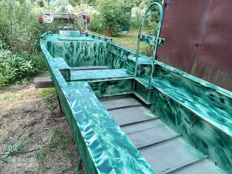 Човен болотохід ПНД ПЄ 100 8мм з мотором