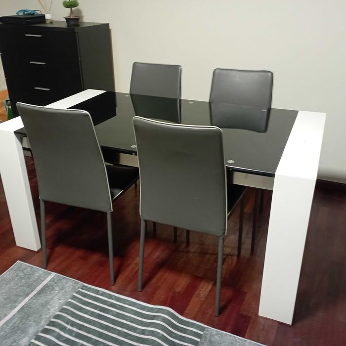 Mesa e 4 cadeiras