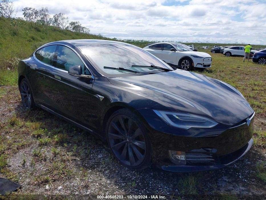 В продажі задні фари на Tesla Model Y Tesla Model S 2016+