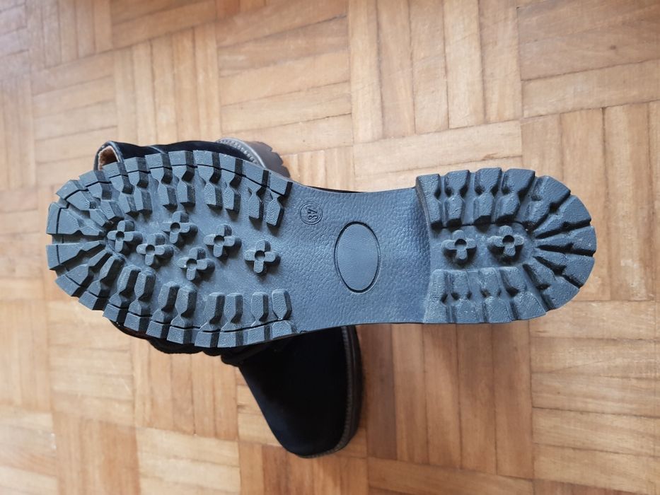 Botas pretas de camurça