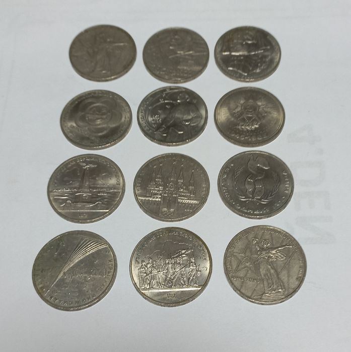 Продам монети в наборі