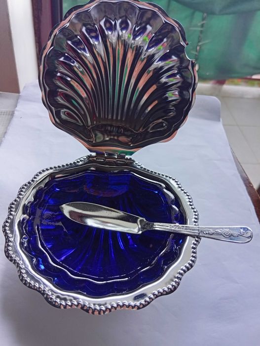 Manteigueira vintage, em forma de concha, com faca e vidro azul