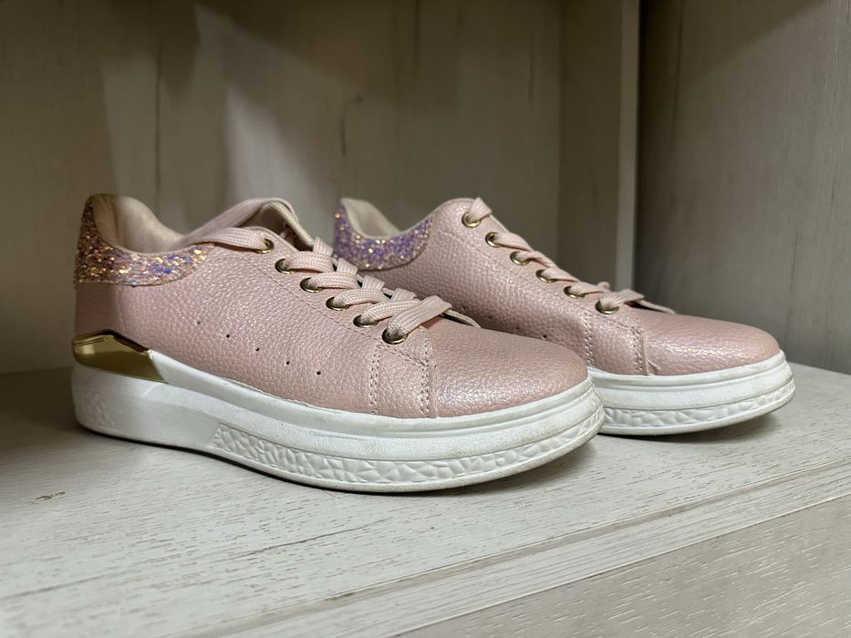 Продам рожеві кросівки