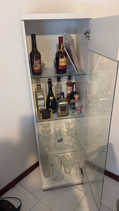 Móvel Bar Branco com Porta de Vidro e Prateleiras em Vidro