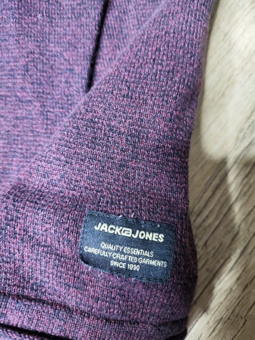 Кофта Jack&Jones
Идеальное состояние, очень красиво смотрится на теле,
