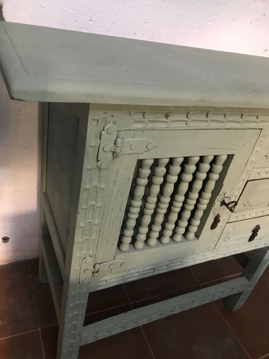 Móvel antigo de cor verde