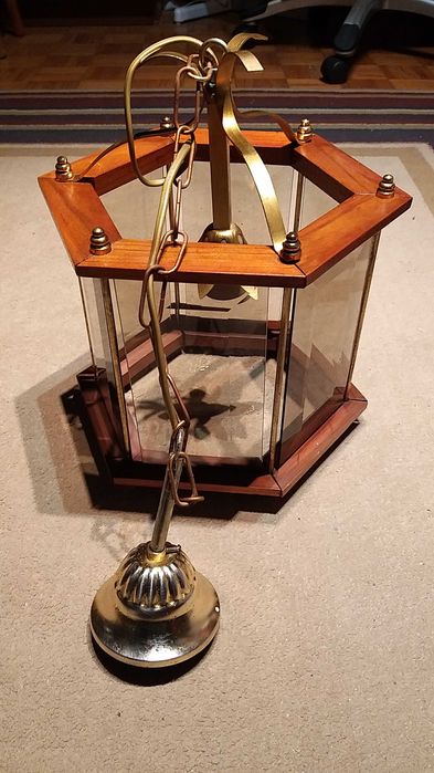 candeeiro em latão oxidado e madeira