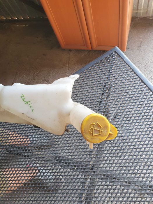 Zbiorniczek pompka spryskiwaczy Opel Zafira a sprawny