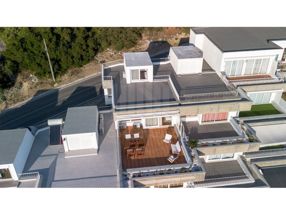 Apartamento duplex T1+1 com 2 terraços e vista mar - Sesimbra